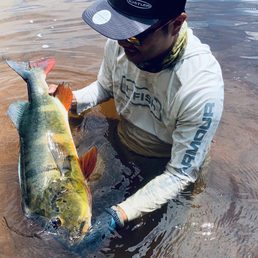 メキシコのバスを手にする小松勇介